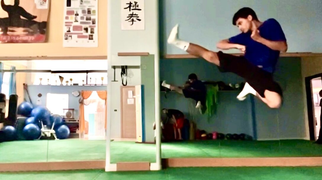Insegnante di Kids Kung Fu che segue un gruppo di bambini durante un esercizio
