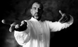 Insegnante di Taiji del Martial Club sorridente in palestra