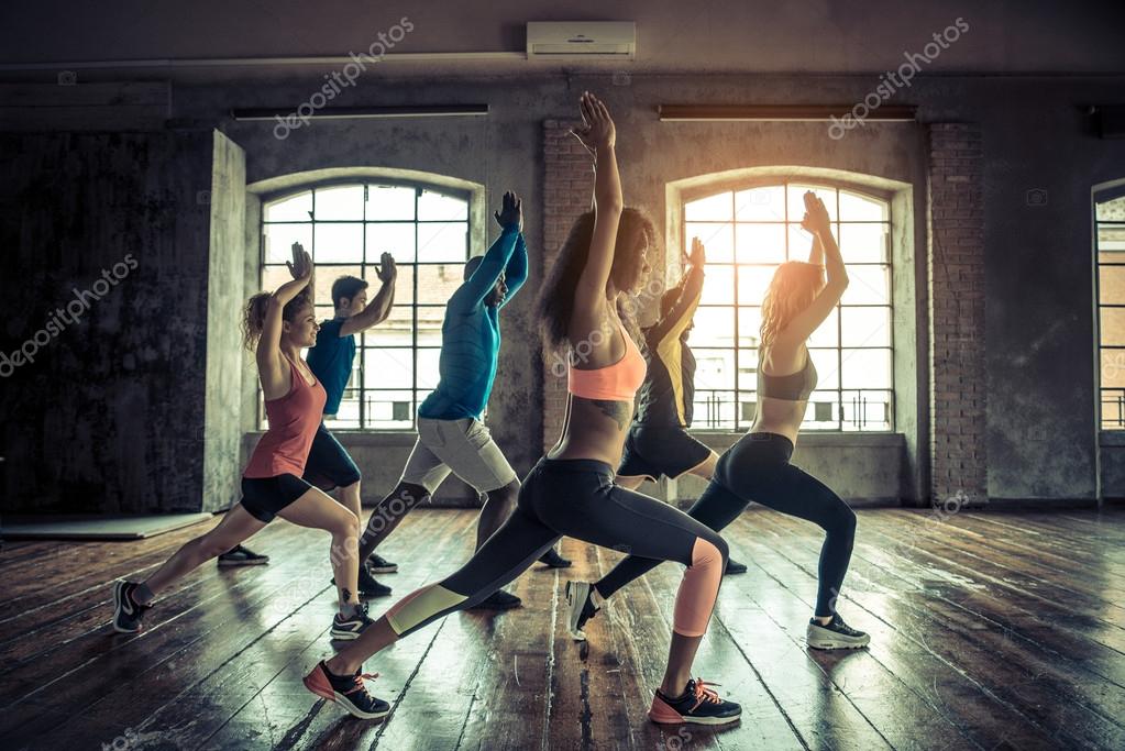 Coach che mostra esercizi di preparazione fisica in palestra