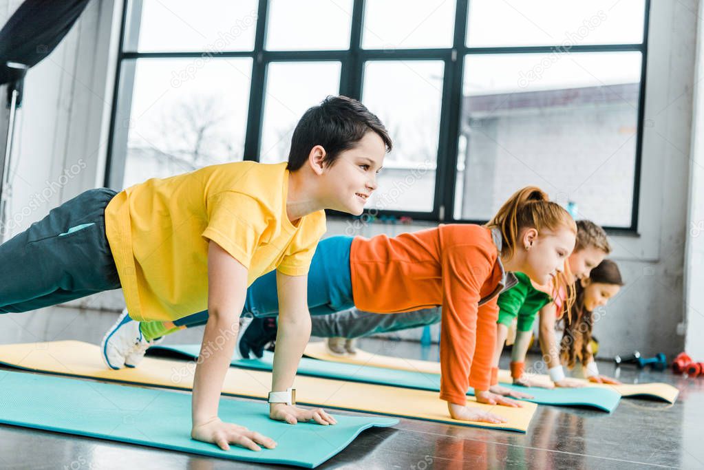 Bambini che fanno esercizi di equilibrio in palestra