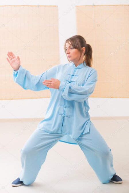 Allievi che praticano Taiji in palestra con movimenti lenti