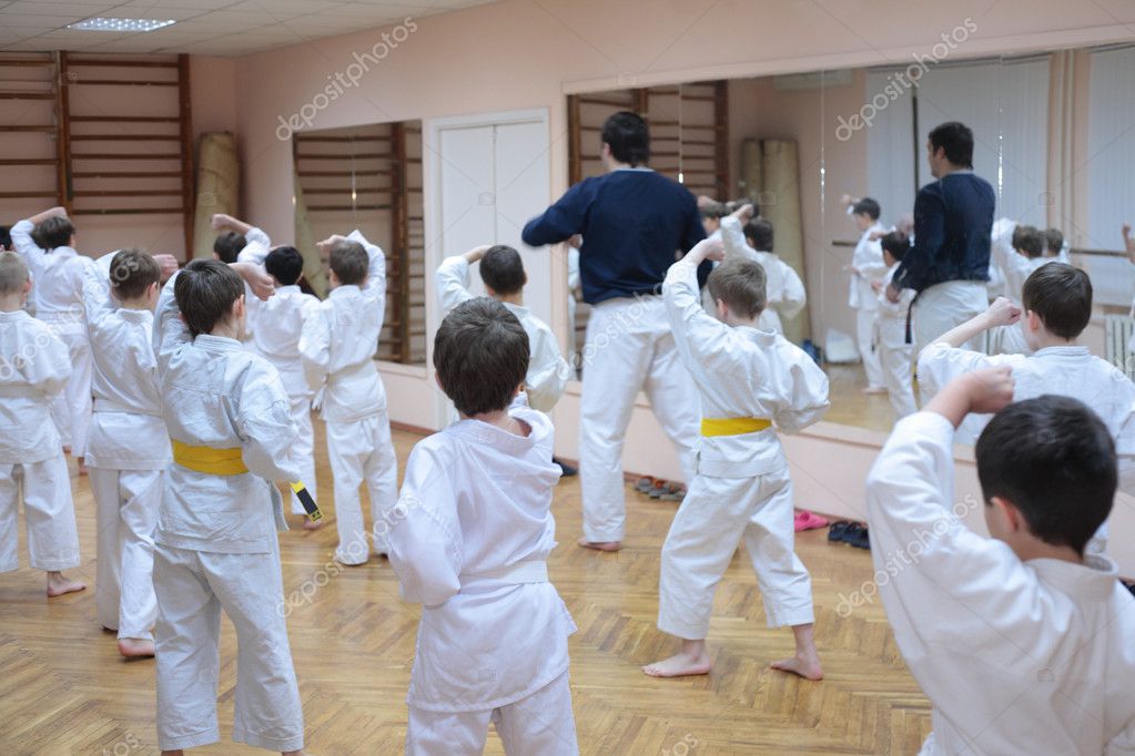 Bambino concentrato mentre esegue una tecnica di kung fu