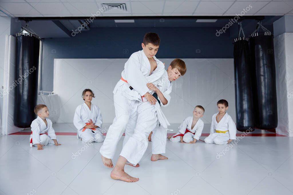 Gruppo di bambini che salutano insieme a inizio lezione