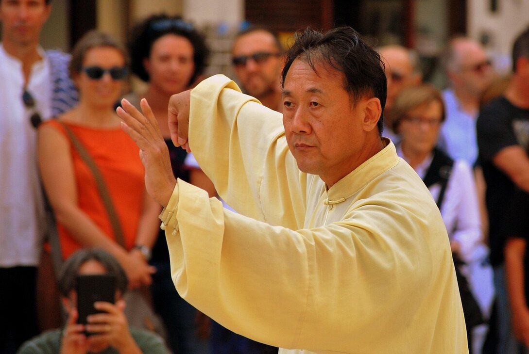 Allievi adulti che praticano Taiji in palestra