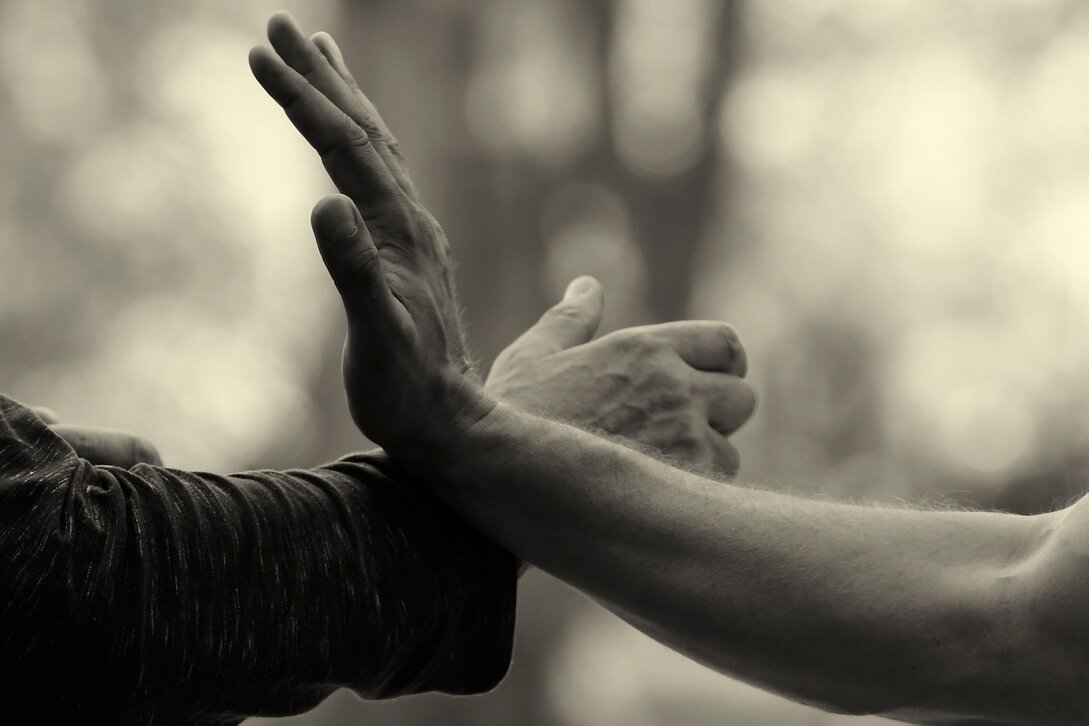 Bambini che eseguono esercizi di Kids Kung Fu in palestra