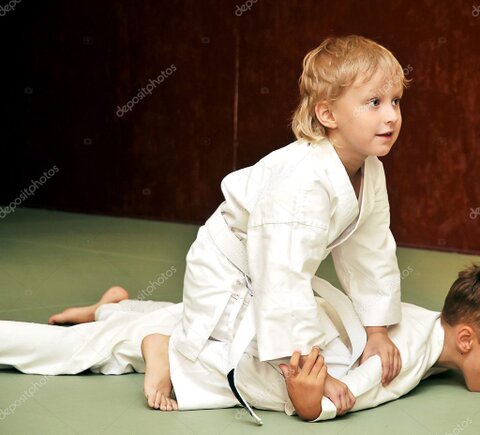 Bambini che fanno riscaldamento in palestra