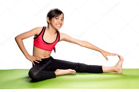Bambini seduti che fanno stretching a fine lezione