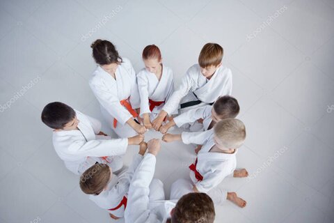 Gruppo di bambini che eseguono una sequenza di kung fu