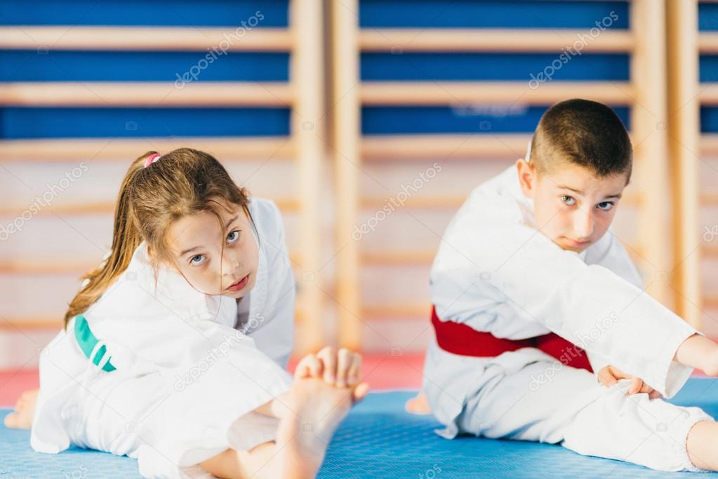 Gruppo Kids Kung Fu in posizione di saluto iniziale