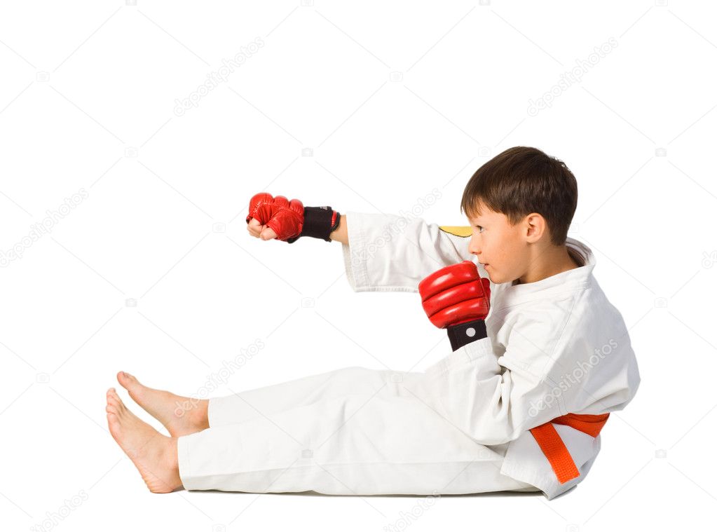 Bambini che eseguono semplici calci controllati sul tatami